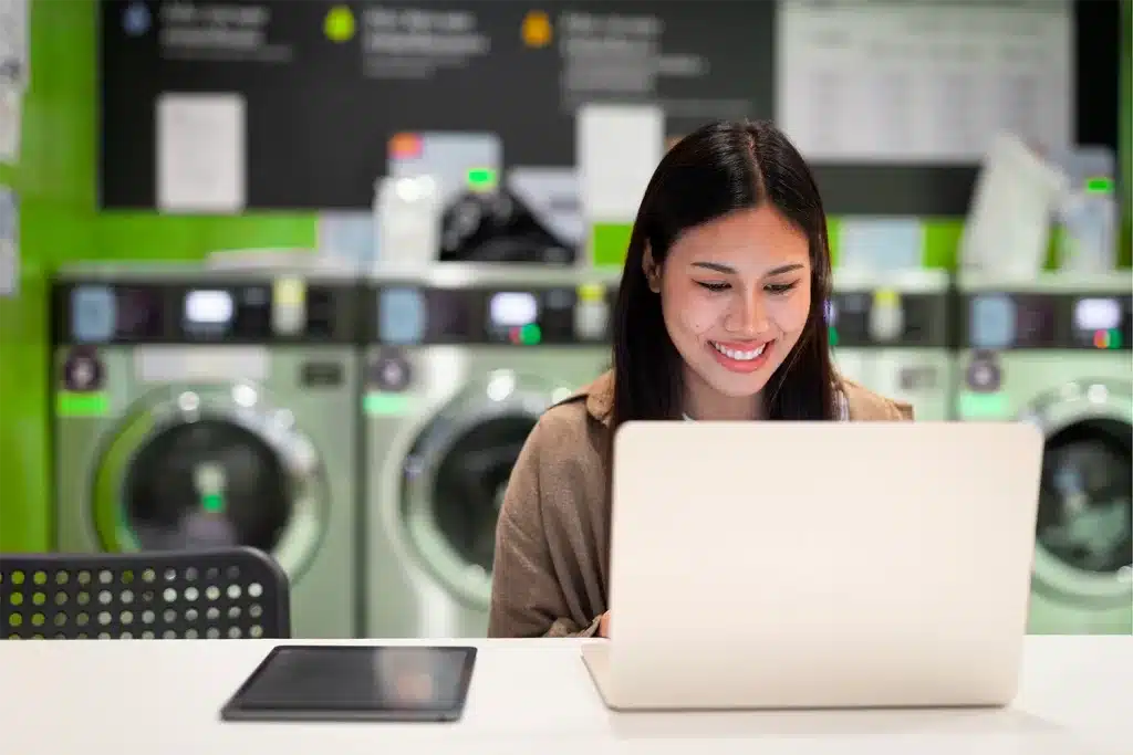 mulher a trabalhar no franchising de uma lavandaria self-service Megawash