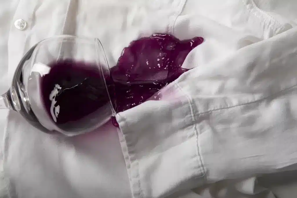 camisa com mancha de vinho tinto