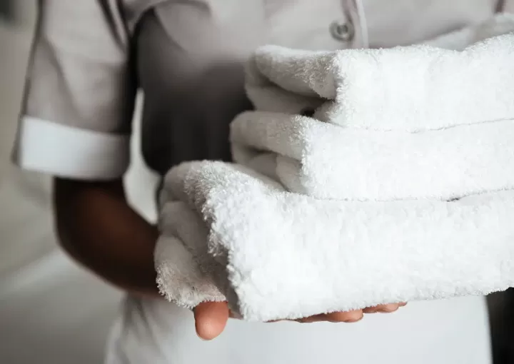 governanta segura toalhas de hotel