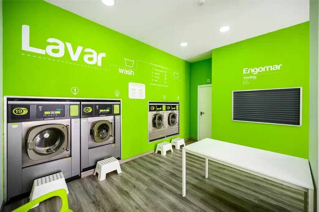 lavandaria megawash com máquinas de lavar girbau e uma mesa branca