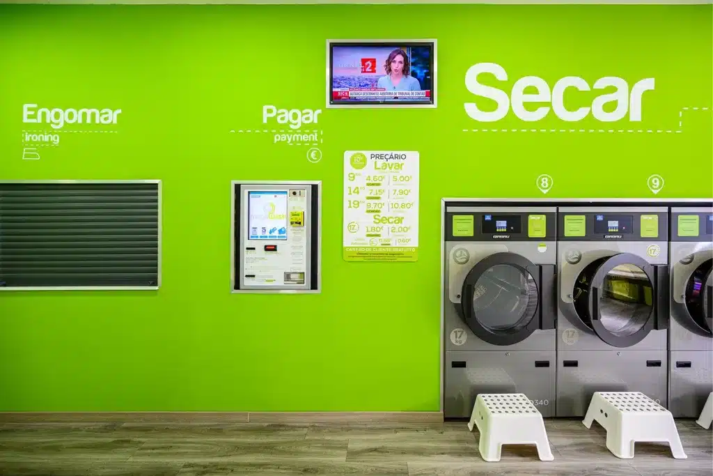 máquinas eficientes de secar nas lavandarias self-service Megawash