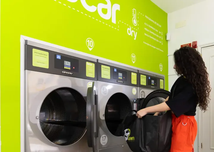 rapariga usa máquina de secar da lavandaria megawash