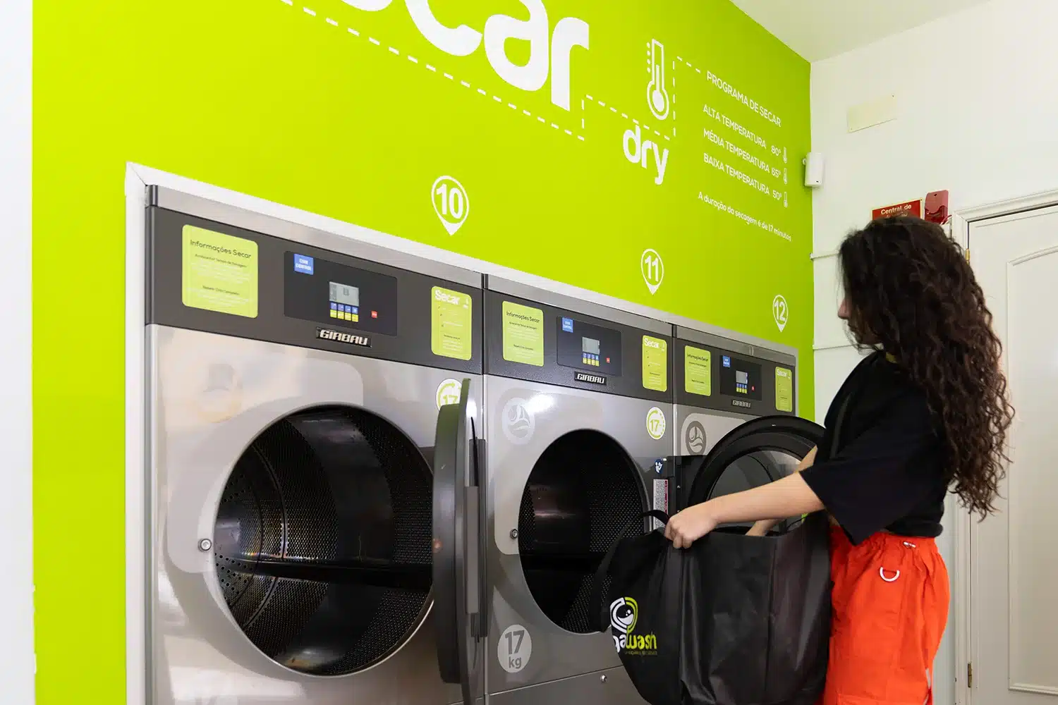 rapariga usa máquina de secar da lavandaria megawash